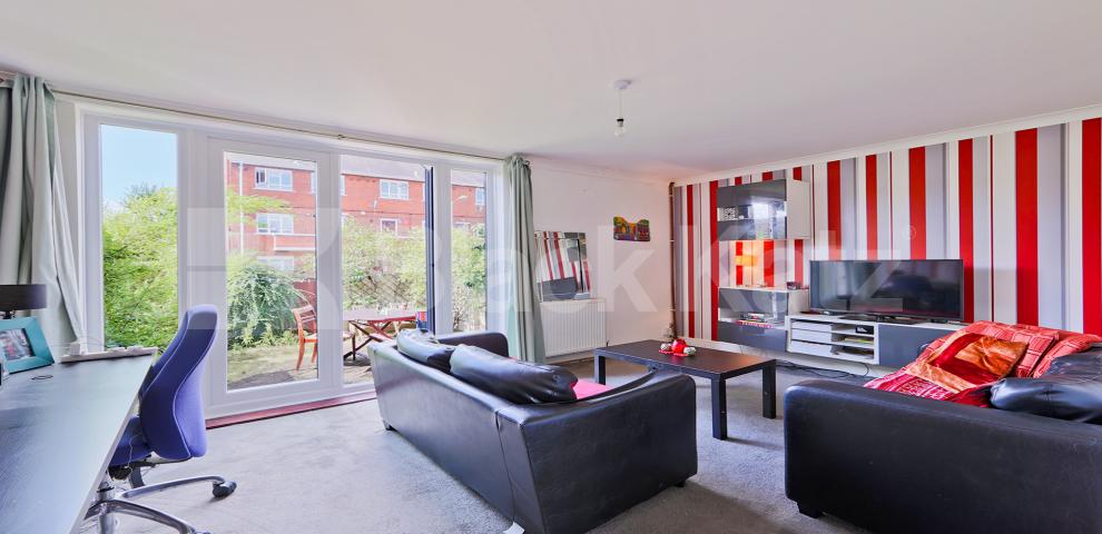 			LET , 3 Bedroom, 1 bath, 1 reception End Terraced House			 Radcliffe Path, Clapham 